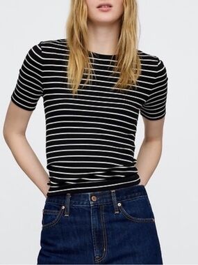 🐝GAP black/white striped modern tee. Size M petite. NWOT.